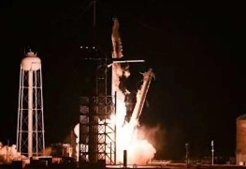 lancio di razzo falcon 9 della spacex  2