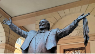 luciano pavarotti statua modena