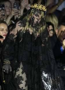 madonna alla sfilata di dolce e gabbana a milano 11