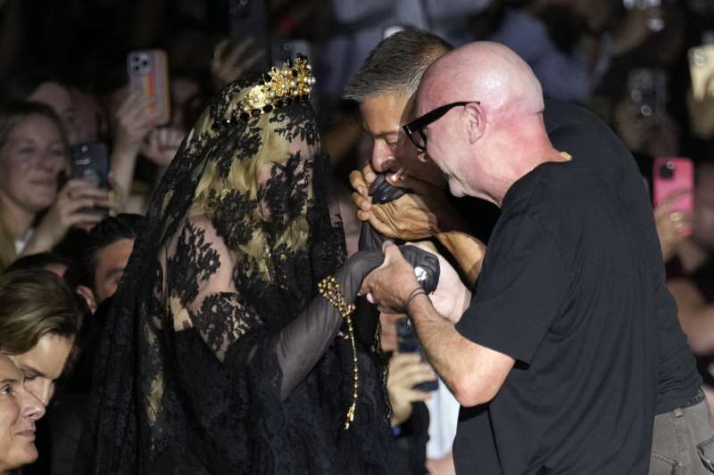 madonna alla sfilata di dolce e gabbana a milano 12