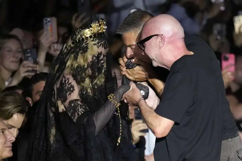 madonna alla sfilata di dolce e gabbana a milano   12