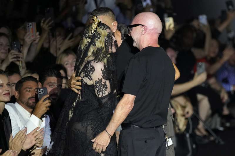 madonna alla sfilata di dolce e gabbana a milano 13