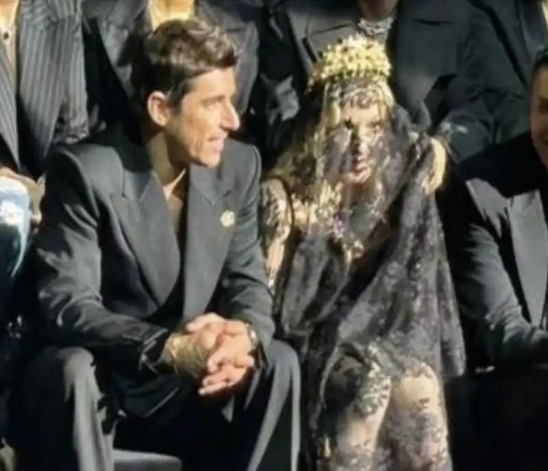 madonna alla sfilata di dolce e gabbana a milano   2