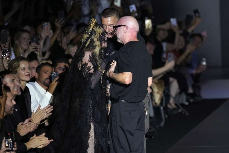 madonna alla sfilata di dolce e gabbana a milano 5