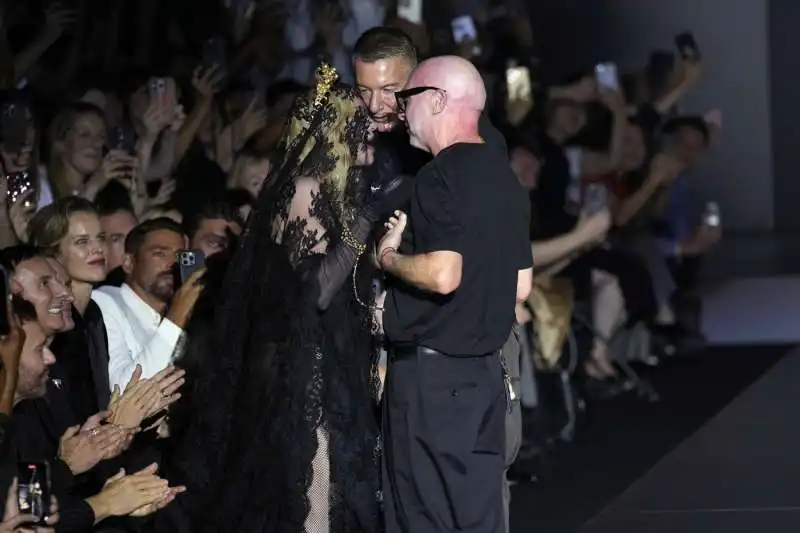 madonna alla sfilata di dolce e gabbana a milano   5