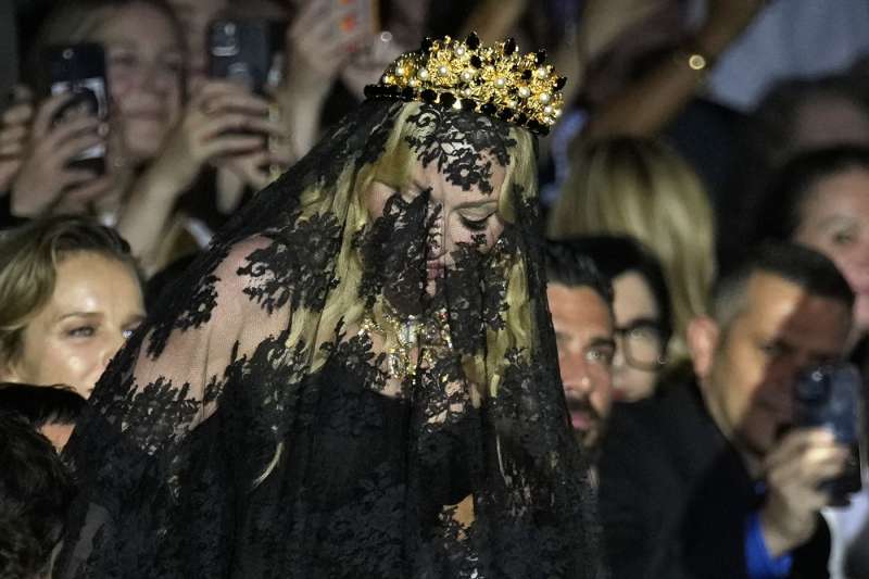 madonna alla sfilata di dolce e gabbana a milano 6