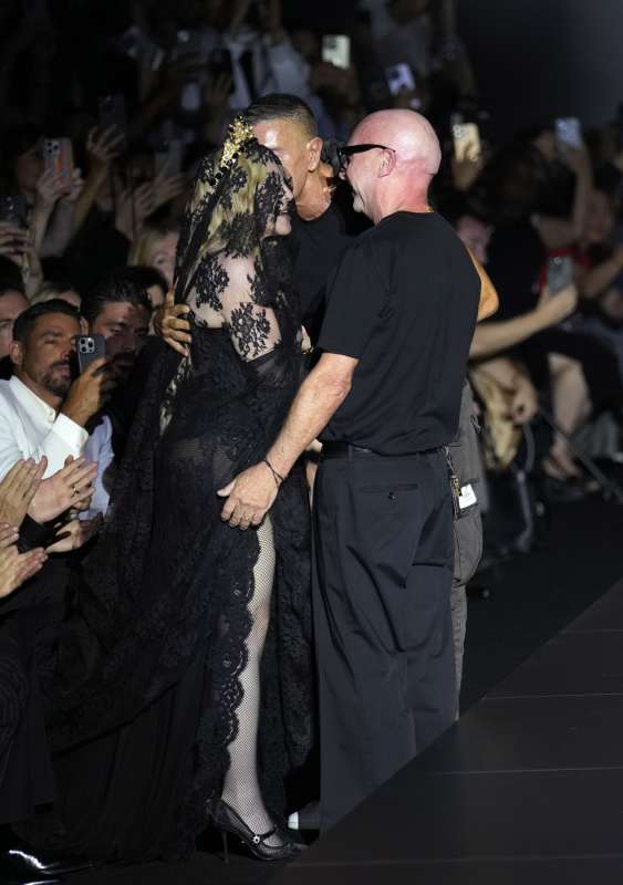 madonna alla sfilata di dolce e gabbana a milano 8