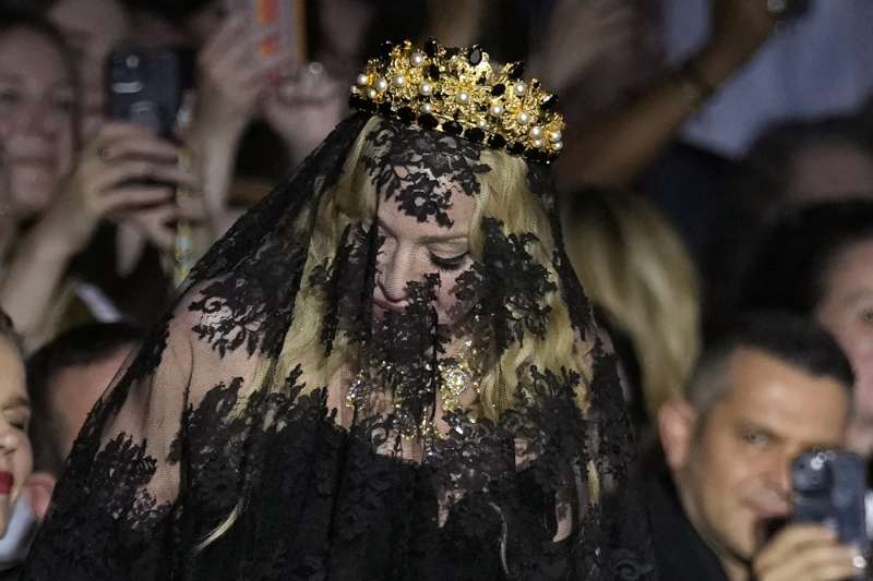 madonna alla sfilata di dolce e gabbana a milano 9