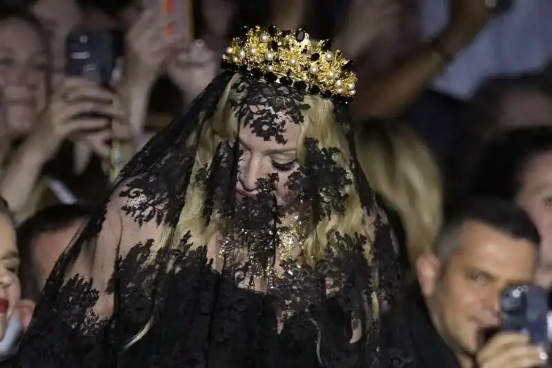 madonna alla sfilata di dolce e gabbana a milano   9