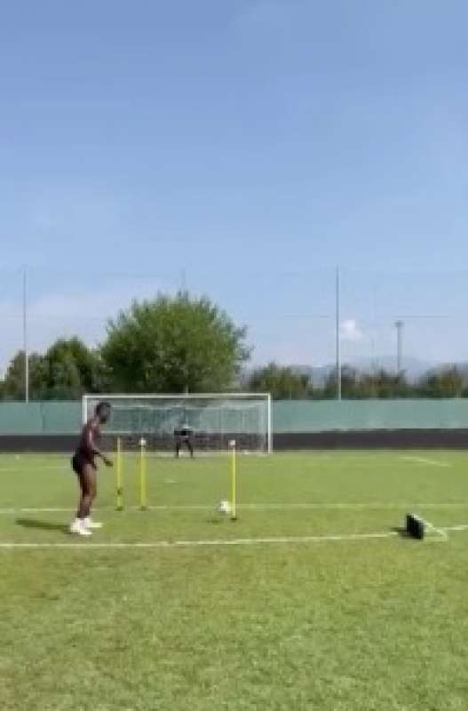 MARIO BALOTELLI SI ALLENA DA SOLO