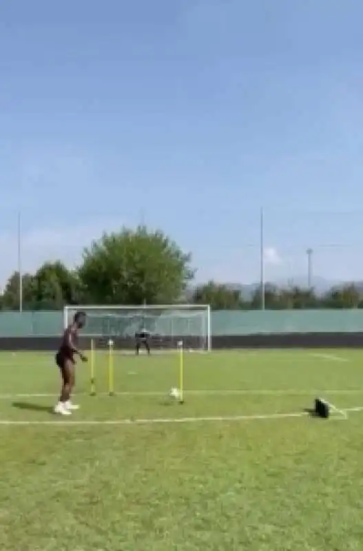 MARIO BALOTELLI SI ALLENA DA SOLO