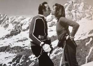 mike bongiorno con la seconda moglie daniela zuccoli a cervinia, 1975