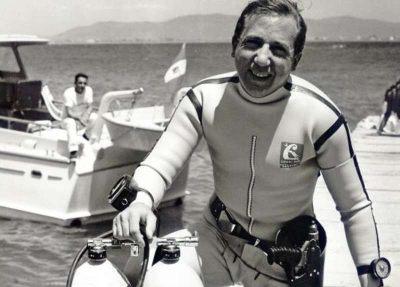 mike bongiorno prima di un immersione all isola del giglio, 1963