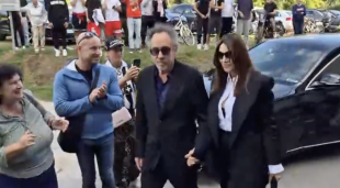 monica bellucci e tim burton al matrimonio di gigi buffon e ilaria d amico