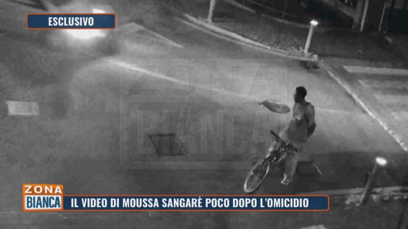 moussa sangare in bicicletta dopo aver ucciso sharon verzeni