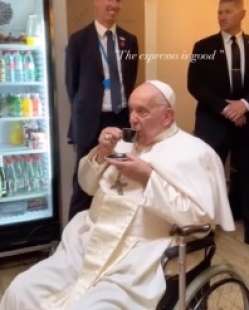 papa francesco al bar in lussemburgo 1