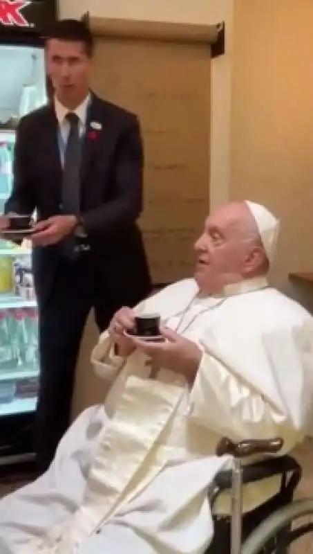 papa francesco al bar in lussemburgo 3