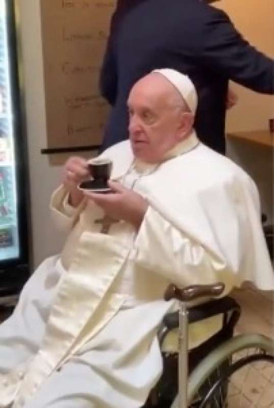 papa francesco al bar in lussemburgo 4