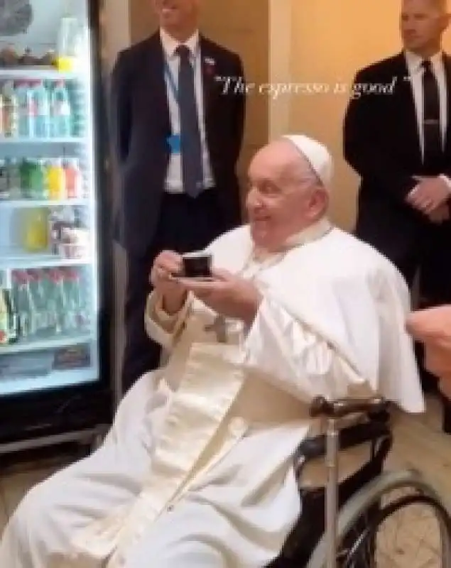 papa francesco al bar in lussemburgo 5