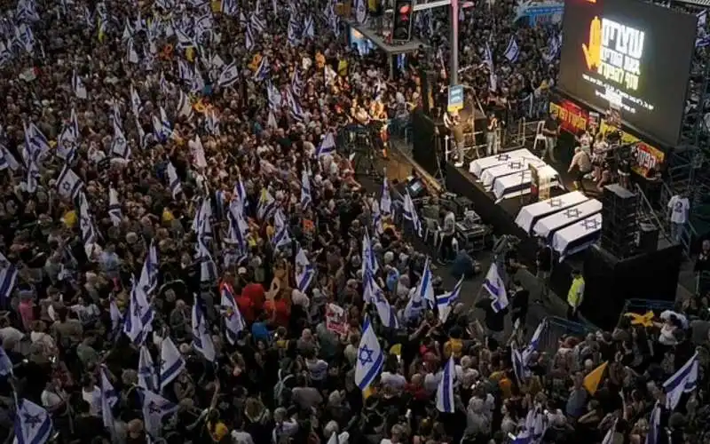 proteste contro netanyahu a tel aviv.  