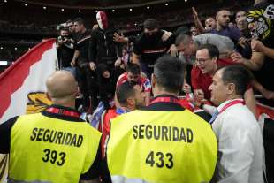 proteste dei tifosi dell'atletico madrid foto lapresse