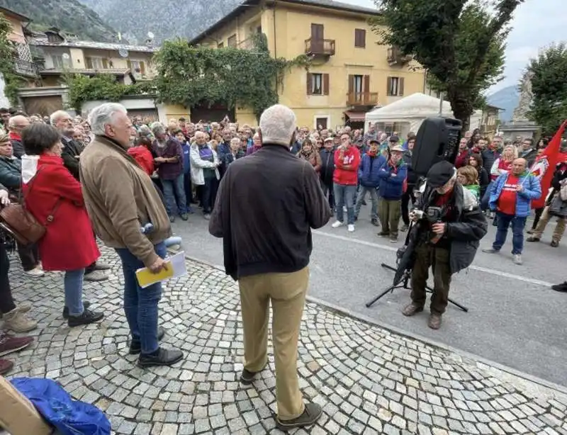 proteste per la cittadinanza onoraria a emanuele filiberto   2