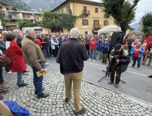 proteste per la cittadinanza onoraria a emanuele filiberto 2