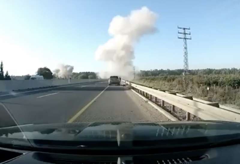 razzo di hezbollah esplode in un autostrada israeliana 2