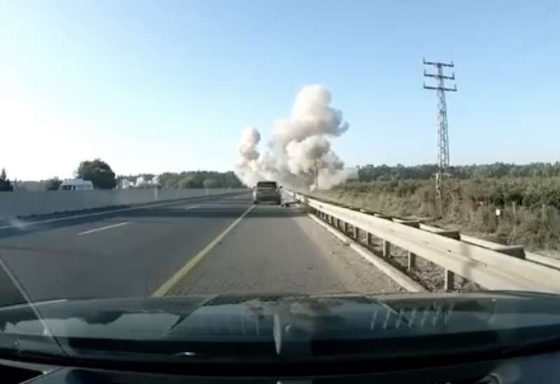 razzo di hezbollah esplode in un autostrada israeliana 3