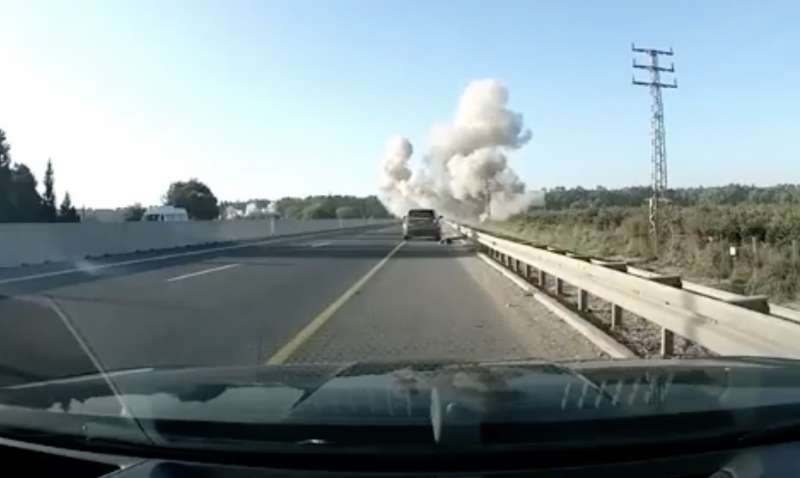 razzo di hezbollah esplode in un autostrada israeliana 4