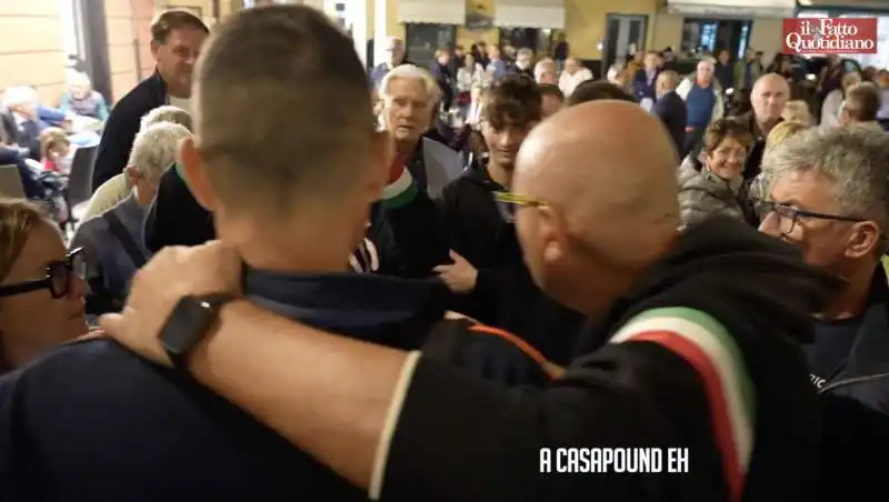 roberto vannacci abbraccia un militante di casapound a loano, savona. 