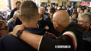 roberto vannacci abbraccia un militante di casapound a loano, savona.