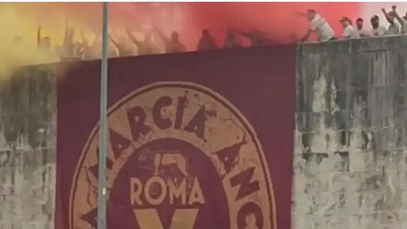 ROMA MARCIA ANCORA - STRISCIONE DEGLI ULTRAS GIALLOROSSI 