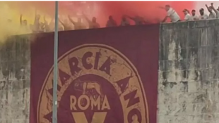 ROMA MARCIA ANCORA - STRISCIONE DEGLI ULTRAS GIALLOROSSI