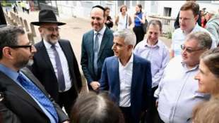 sadiq khan all'inaugurazione del bus 310 a londra