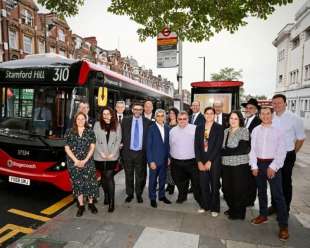 sadiq khan all'inaugurazione del bus 310 a londra