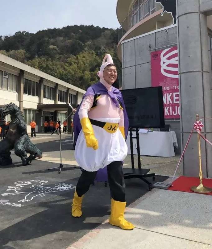 shigeru ishiba travestito da majin bu