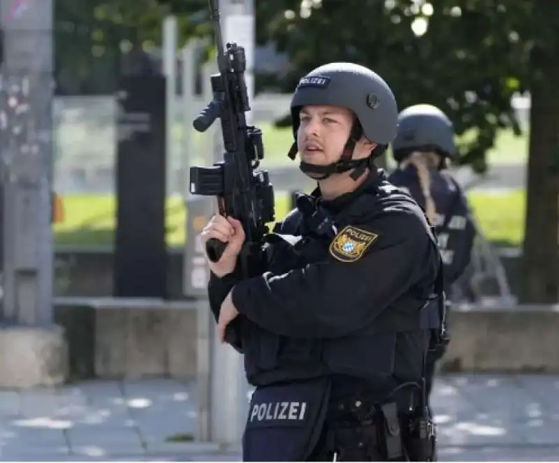 SPARI VICINO AL CONSOLATO ISRAELIANO A MONACO DI BAVIERA 