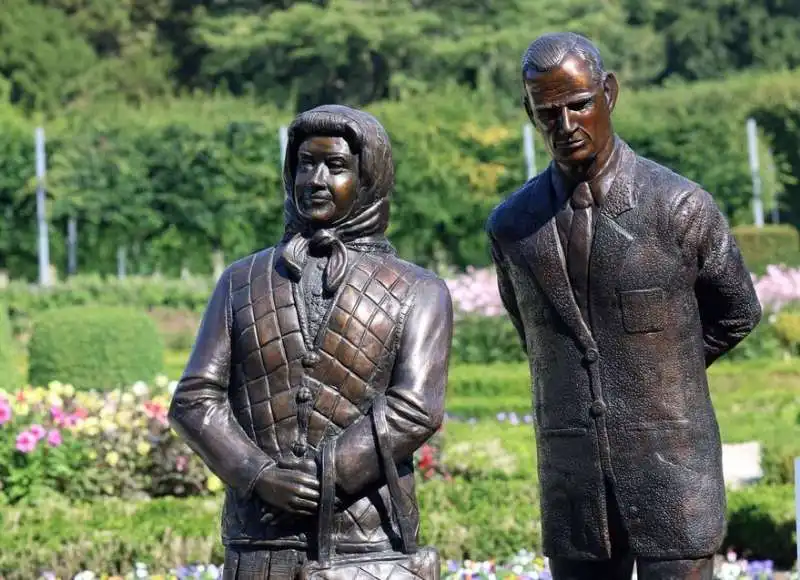 statua della regina elisabetta e il principe filippo in irlanda del nord 