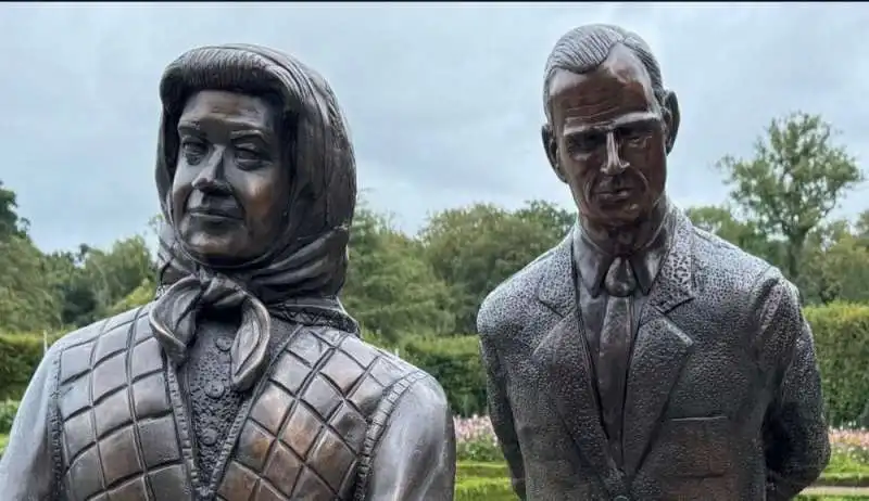 statua della regina elisabetta e il principe filippo in irlanda del nord