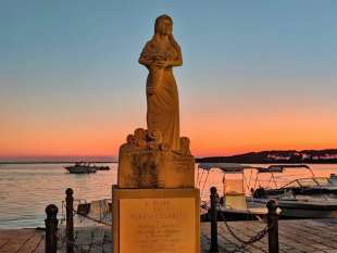 statua di manuela arcuri a porto cesareo