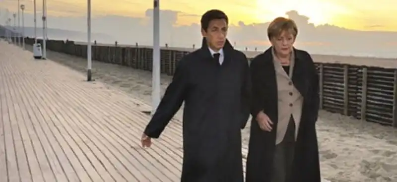 Sarkozy e Merkel sul lungomare di Deauville 