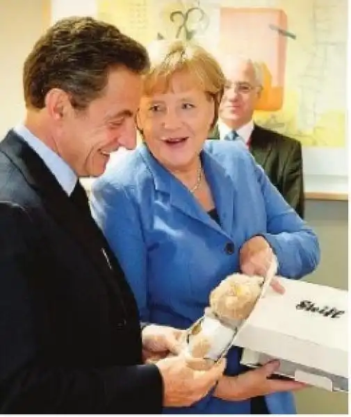 LA MERKEL DONA A SARKOZY UN PELUCHE PER LA PICCOLA GIULIA