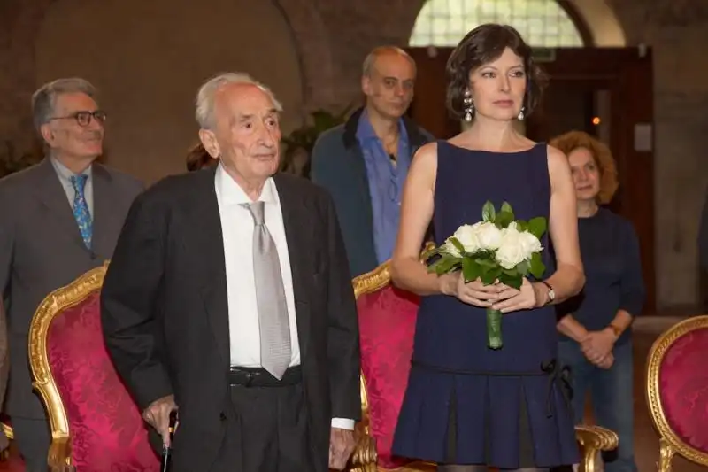 Giovanni Sartori e Isabella Gherardi dietro Gianfranco Pasquino 