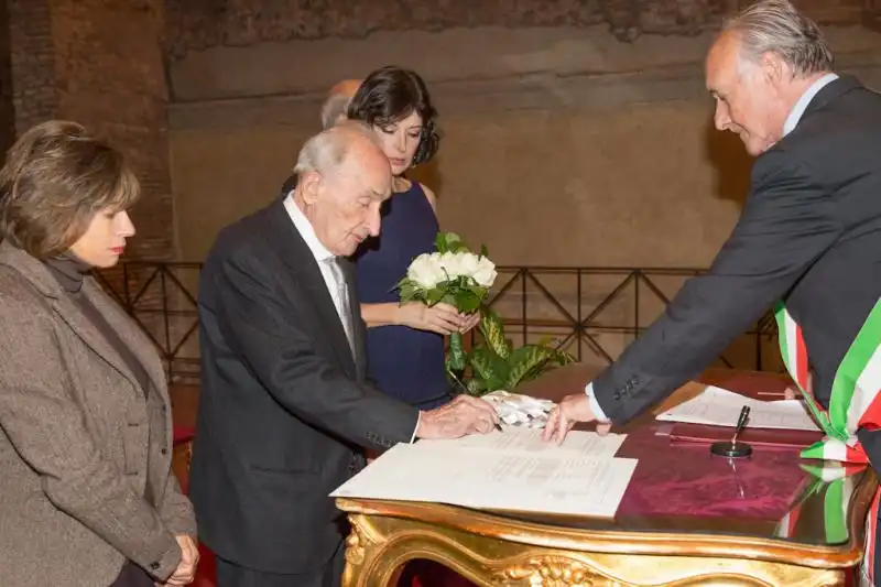 Giovanni Sartori firma il registro 