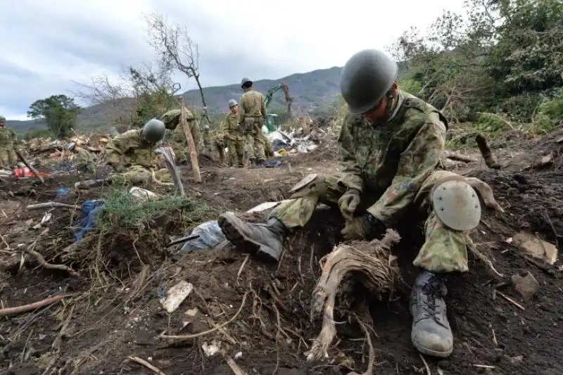 Militari giapponesi cercano dispersi dopo una frana nellisola di Oshima 