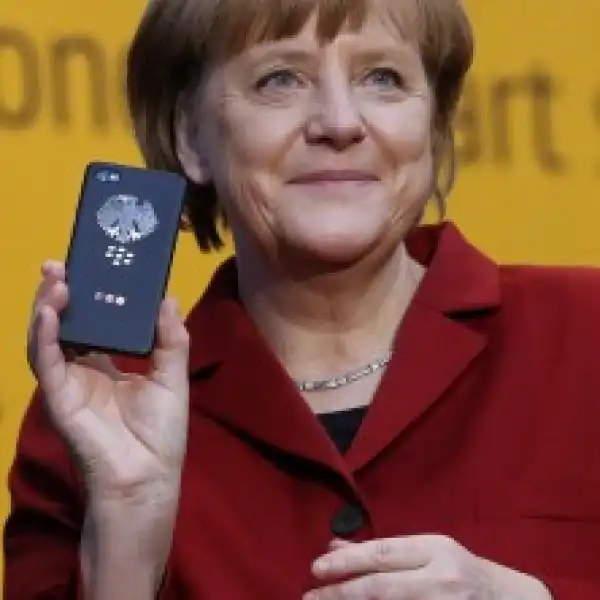 ANGELA MERKEL E IL TELEFONINO 