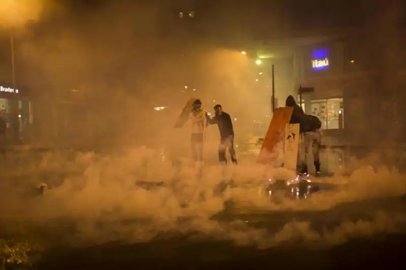 Brasile black bloc al corteo dei docenti notte di guerriglia a Rio x 