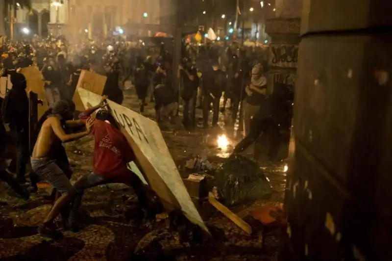 Brasile black bloc al corteo dei docenti notte di guerriglia a Rio x 