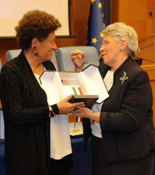 Carla Fendi premiata da MariaPia Garavaglia 